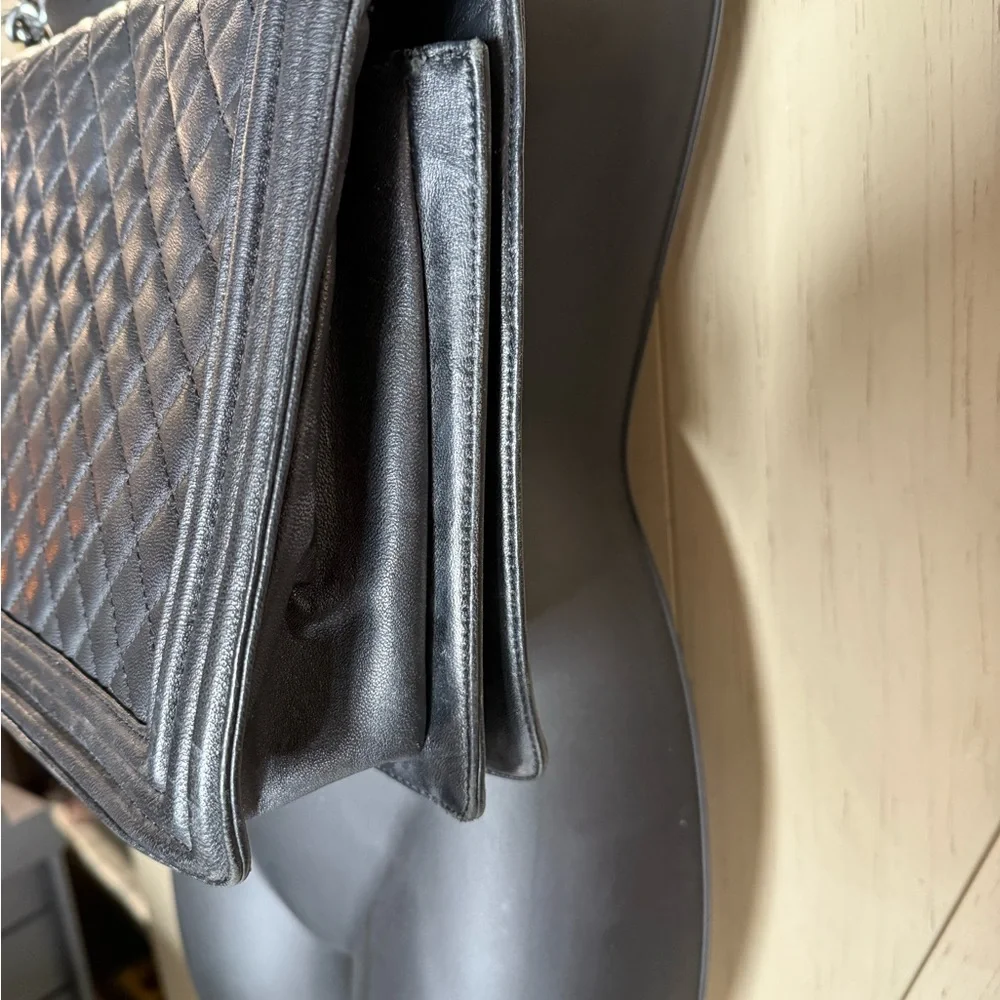 Chanel Black Crossbody Bag with Iconic Quilting - Picture 4 of 14